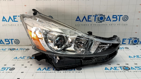 Фара передня права Toyota Prius V 15-17 рест галоген