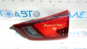 Ліхтар внутрішні двері багажника правий Nissan Rogue Sport 17-19 подряпини