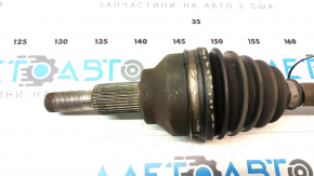 Дефект пыльника на приводе полуоси для Dodge Journey 2009-2020, крупный план повреждений.