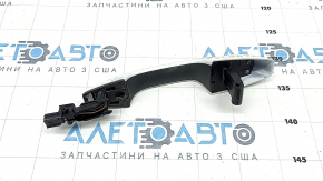 Вид на внутреннюю часть ручки задней двери Volvo XC40, показывающий электрический разъём.