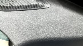 Детальный ракурс накладки с повреждениями на стенке для Volvo XC40 2019-2026