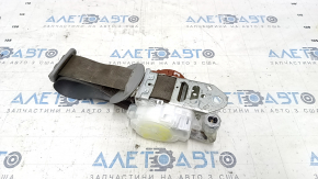Общий вид водителя ремня безопасности Toyota Camry v55 2015-2017 с повреждением.
