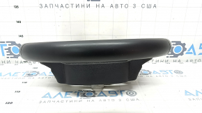 Крупный план износа на рулевом колесе Volvo XC40, царапина заметна на кожаном переплёте.