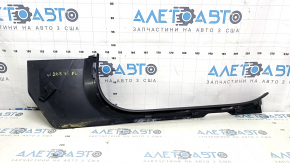 Крупный план накладки порога черного цвета, подходит для Mercedes C-class W205 2015-2021, без дефектов.