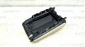 Ракурс центральной консоли бокса подлокотника BMW X5 G05 19-23 с видимой внутренней частью, отсутствует пружина механизма.