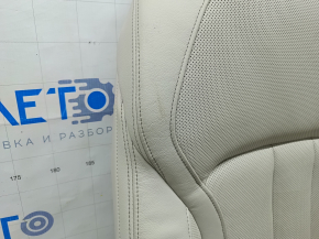 Общее состояние обивки сиденья BMW X5 G05, заметны следы использования.