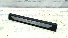 Накладка порога передня ліва BMW X5 G05 19-26 чорна з хром вставкою BMW, з підсвічуванням, подряпини, окислена