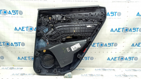 Деталь с вставкой под дерево на обшивке двери Audi Q5 2020 года, вид с близкой дистанции.
