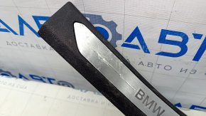 Накладка порога задняя левая BMW X5 G05 19-26 черная с хром вставкой BMW, с подсветкой, окислена