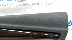 Обшивка двери Audi Q5 2018-2024 с бежевой кожаной вставкой, вид сбоку, включает элементы дизайна и акустики.