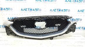 Решетка радиатора grill в сборе Mazda CX-5 17-21 под радар, без эмблемы, трещина в креплении