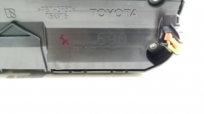 Подробный вид маркировки на блоке климат-контроля Toyota, подходит для Highlander 2020-2026.