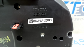 Близкий план оригинальной маркировки и номера запчасти щитка приборов Toyota.