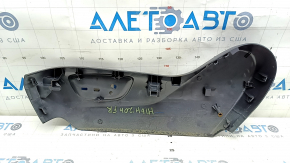 Пассажирская боковая накладка сидения Toyota Highlander 20-26, черная, с маркировкой на задней стороне.