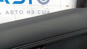 Обшивка двери карточка задняя правая Mazda CX-5 17-25 с черной вставкой кожа, подлокотник кожа черный, молдинг серый, с ручкой, примята