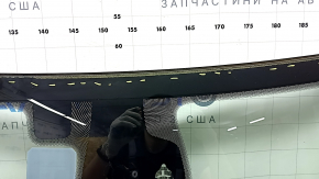 Лобовое стекло Jeep Compass 17-21 с подогревом зоны дворников, под датчик дождя, влажности и камеру, сколы, песок, воздух по кромке