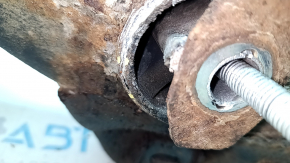 Ближний план повреждения на подрамнике Jeep Renegade, возможно, требуется ремонт.