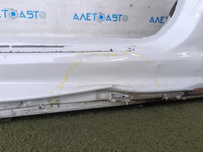 Общий вид кузова Audi A6 с металлическими повреждениями и следами эксплуатации.
