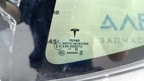 Форточка задняя левая для Tesla Model Y, отмечена надписью; в идеальном состоянии.