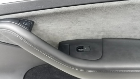 Обшивка двери карточка передняя правая Tesla Model Y 20-25 кожа черная, молдинг под дерево, вставка алькантара, с управлением стеклоподъемником и кнопкой открытия двери, накладки черный мат, царапина