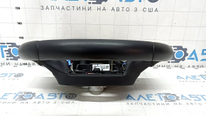 Дефект на руле BMW: отклеивание кожи и царапины, крупный план.