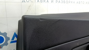 Детальный обзор повреждений на обшивке двери, вид сверху: царапины и примятости.