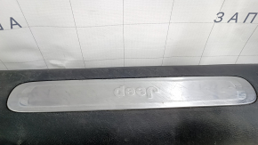 Накладка порога передняя левая Jeep Cherokee KL 16-21 черная с хромом, царапины, потерта