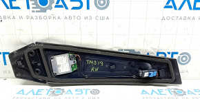 Накладка на центральную стойку правой стороны для Tesla Model 3 2018-2023, видно соединение с электрической системой.