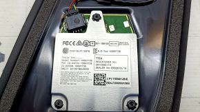 Общий вид накладки центральной стойки наружной правой Tesla Model 3, без видимых дефектов, за исключением нормы эксплуатации.