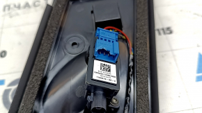 Фотография внутренней части накладки центральной стойки для Tesla, с элементами электроники.