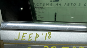 Дверь в сборе передняя правая Jeep Grand Cherokee WK2 11-21 keyless. стекло триплекс, серебро PSC, тычка, царапины на молдинге