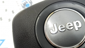 Крупный план подключения пиропатрона к подушке безопасности Jeep