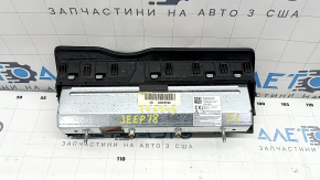 Угол поврежденного участка обивки для подушки безопасности Jeep Grand Cherokee, заметны царапины.