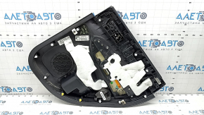 Крупный план обшивки двери задней левой Jeep Grand Cherokee 2011-2022 с видимыми дефектами.