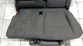 Крупный план загрязнений на сиденье левого заднего ряда для Jeep Grand Cherokee.