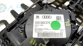 Крупный план оригинального номера детали поясничного подпора Audi, подтверждающий его подлинность.
