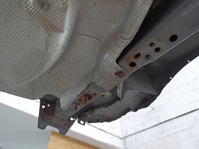 Подвеска и нижняя поверхность кузова Ford Escape, заметны ржавые участки, что указывает на необходимость восстановления.