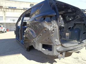 Задняя левая сторона кузова Ford Escape 2013-2019, ракурс демонстрирует вид на кузов вблизи.