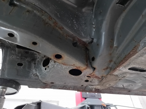 Общий вид днища Ford Escape, присутствуют коррозийные повреждения, требуется ремонт.