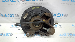 Вид цапфы задней правой Jeep Grand Cherokee WK2 2011-2022, на которой отмечены следы эксплуатации.