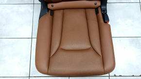Крупный план обивки сиденья Audi Q7, видно перфорацию.