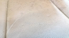 Уплотнение на подлокотнике водительского сиденья Audi Q7, видно повреждение на коже.