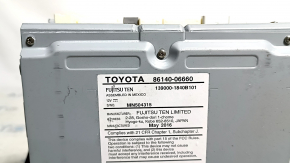 Крупный план дисплея радиоприемника Toyota Camry с заметными царапинами и потертостями.
