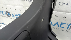 Деталь обшивки арки с явными следами эксплуатации для Toyota Prius V 2012-2014.