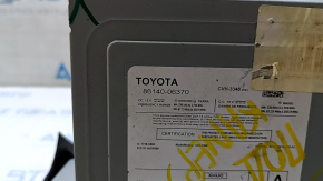 Тыльная сторона дисплея мультимедиа Toyota Camry с деталями подключения, наличие следов износа