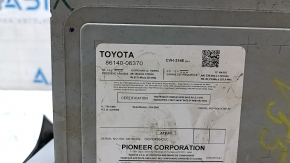 Крепеж и разъемы задней панели мультимедийного устройства Toyota, следы эксплуатации.