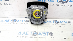Подушка безопасности руля Toyota Prius V 2012-2017 с видимыми следами эксплуатации.
