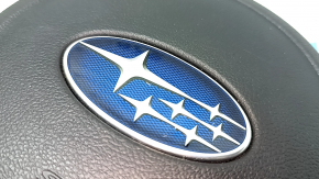 Крупный план логотипа Subaru на руле, используемого в модели Forester 2014-2018.