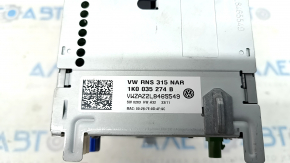 Боковой вид на разъемы головного устройства Volkswagen Passat B7, видны следы использования.