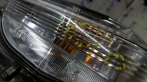 Поворотник правый Toyota Prius V 12-14 дорест, песок, царапины
